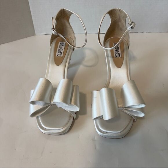 Badgley Mischka Alysha White Satin Open Toe Kitten Heel Bridal Sandal Size 7.5 - Picture 3 of 15
